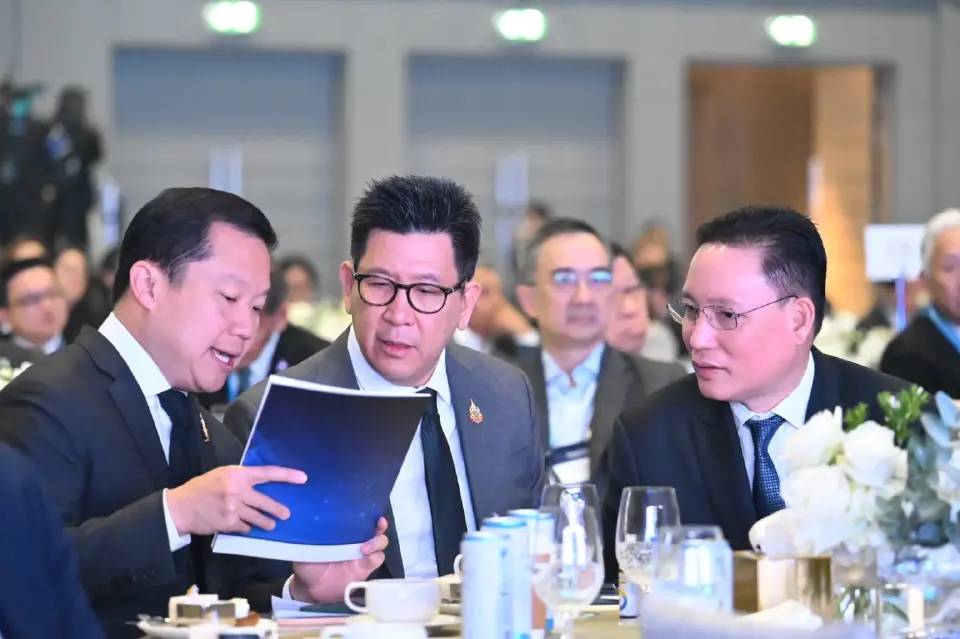 ฝั่งซ้าน : นายนฐาปน สิริวัฒนภักดี ประธานเจ้าหน้าที่บริหาร (Group CEO) และกรรมการ บริษัท ไทยเบฟเวอเรจ จำกัด (มหาชน)