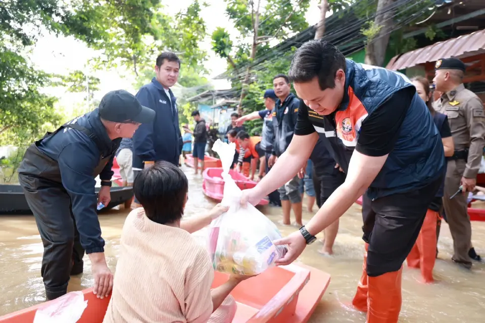 สรรเพชญ บุญญามณี รมช.คมนาคม ลงพื้นที่เยี่ยมประชาชนน้ำท่วมอยุธยา มอบถุงยังชีพ
