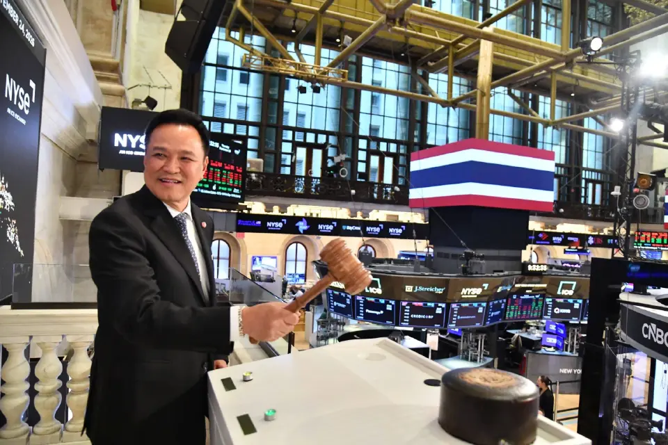 นายกรัฐมนตรี ร่วมพิธีลั่นระฆังเปิดการซื้อขาย (Opening Bell) 