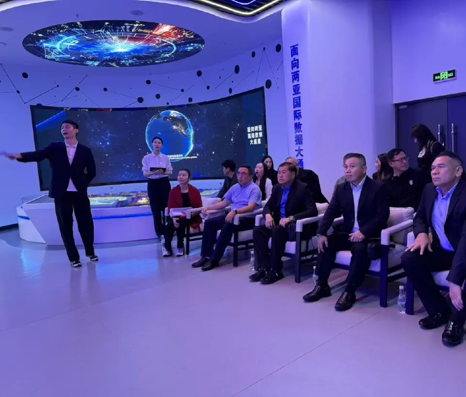 นิพนธ์ บุญญามณี นำคณะเยือน China Unicom ยักษ์ใหญ่โทรคมนาคมจีน 