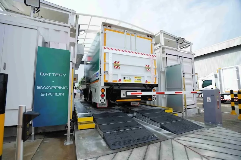 Isuzu Elf EV ทดสอบการสับเปลี่ยนแบตเตอรี่ในไทย