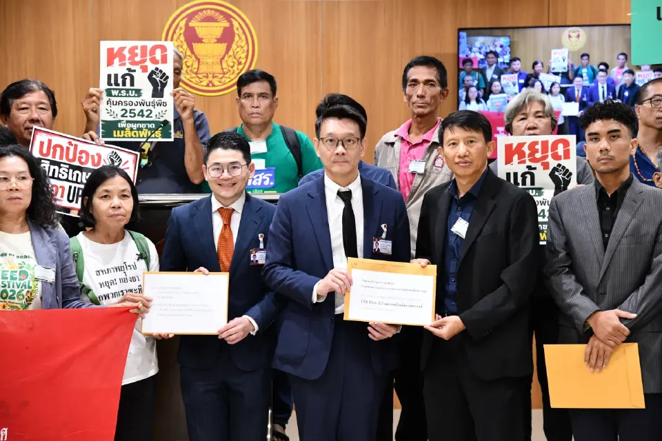 นายวีระยุทธ กาญจน์ชูฉัตร ประธานคณะกรรมาธิการการพัฒนาเศรษฐกิจ รับหนังสือองค์การภาคประชาชน 146 องค์กร
