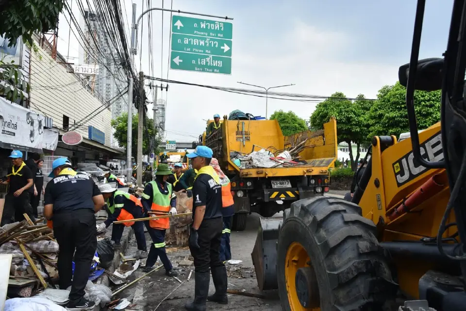 กทม. ระดมเขต–ทหารเสริมกำลัง ลุยบางกะปิ–ลาดกระบัง เร่งเก็บขยะหลังน้ำลด