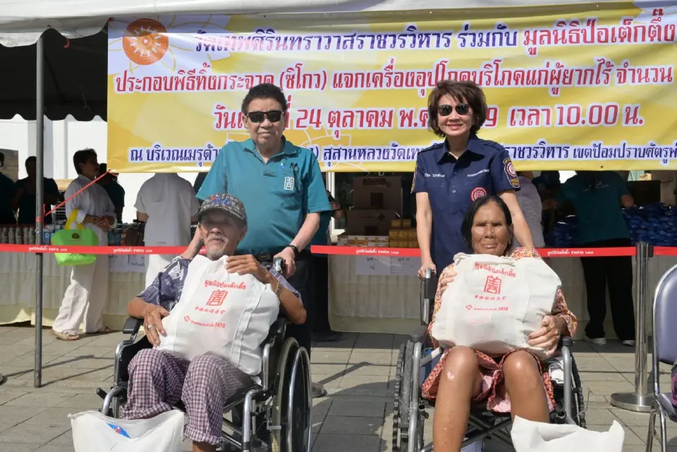 วัดเทพศิรินทราฯ-ป่อเต็กตึ๊ง ทิ้งกระจาดเครื่องอุปโภคบริโภคแก่ผู้ยากไร้