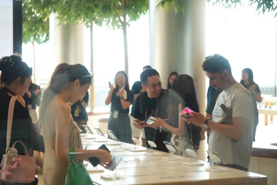 สาวกแห่รับ iPhone Duo วันแรก 