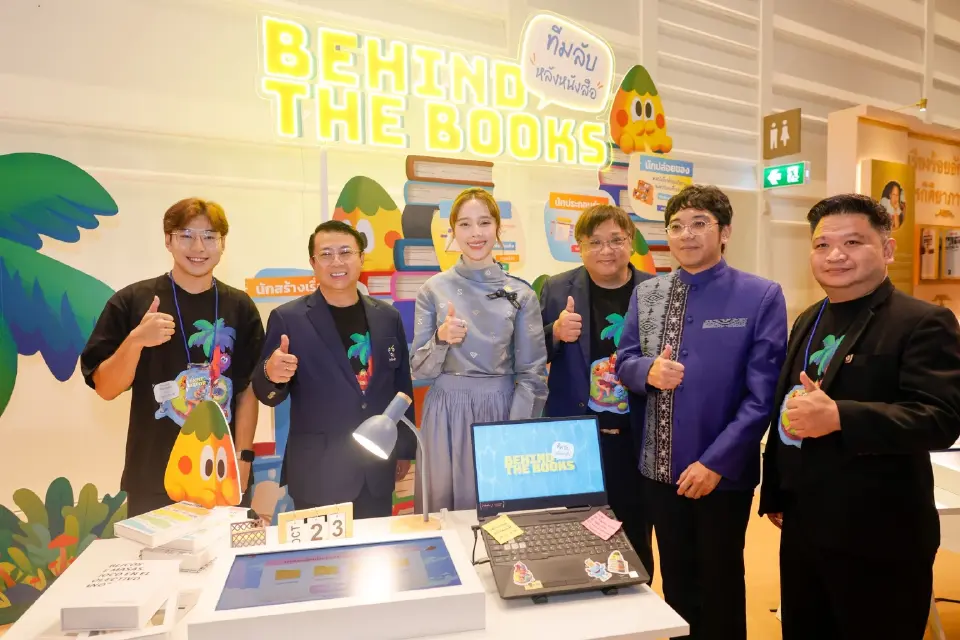 นางสาวซาบีดา ไทยเศรษฐ์ รัฐมนตรีว่าการกระทรวงวัฒนธรรม และ ทีมงานสมาคมผู้จัดพิมพ์และผู้จำหน่ายหนังสือแห่งประเทศไทย (PUBAT)