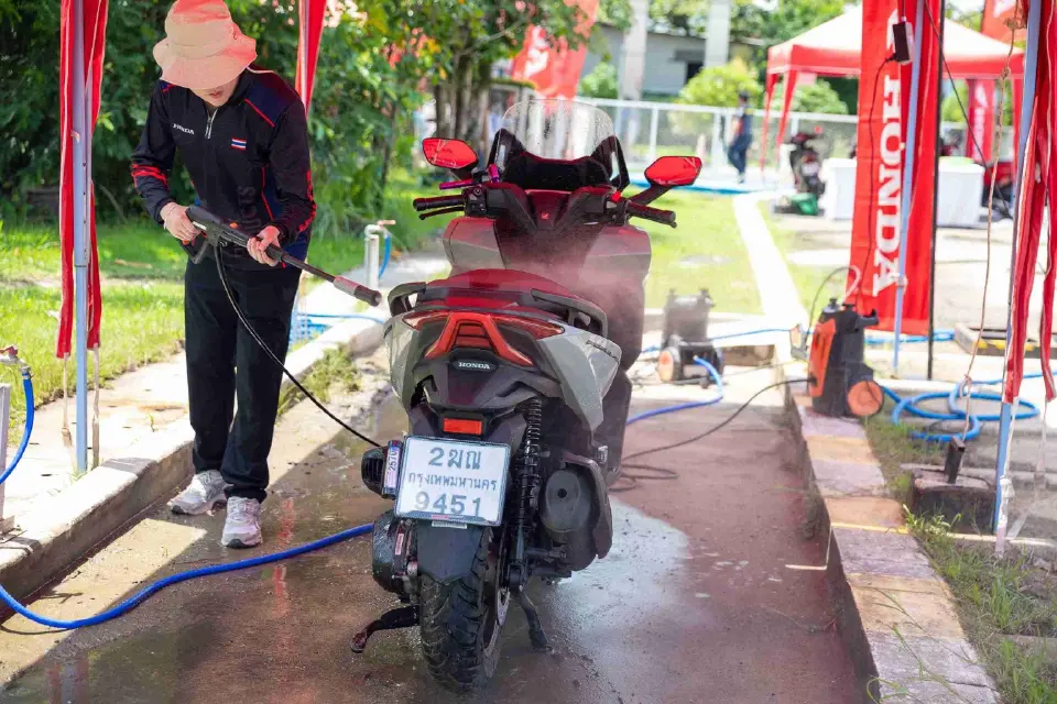 วิธีการตรวจเช็กและดูแลรถมอเตอร์ไซค์เบื้องต้นหลังได้รับผลกระทบจากน้ำท่วม 