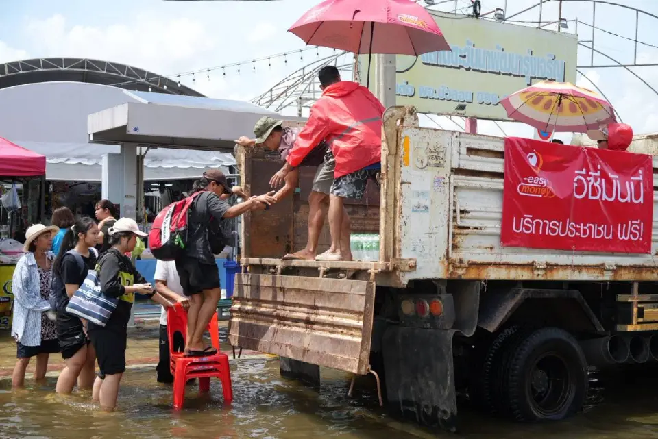 Easy Money Group เคียงข้างชุมชน ลุยช่วยน้ำท่วม กทม.-ปริมณฑล 