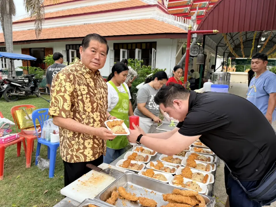 “นิพนธ์”นำครอบครัว“บุญญามณี”เลี้ยงอาหารเด็กและเยาวชน มอบทุนการศึกษา