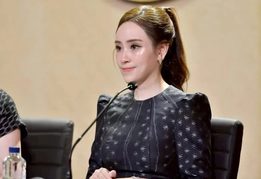 ร้อยเอกหญิง ดร.ภัทร์ดารัสมิ์ ทองสลวยกร รองโฆษกประจำสำนักนายกรัฐมนตรี 