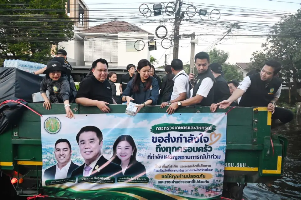 นางสาวปิยะรัฐชย์ ติยะไพรัช รัฐมนตรีช่วยว่าการกระทรวงเกษตรและสหกรณ์ พร้อมทีมผู้บริหารกรมส่งเสริมสหกรณ์ ช่วยน้ำท่วม
