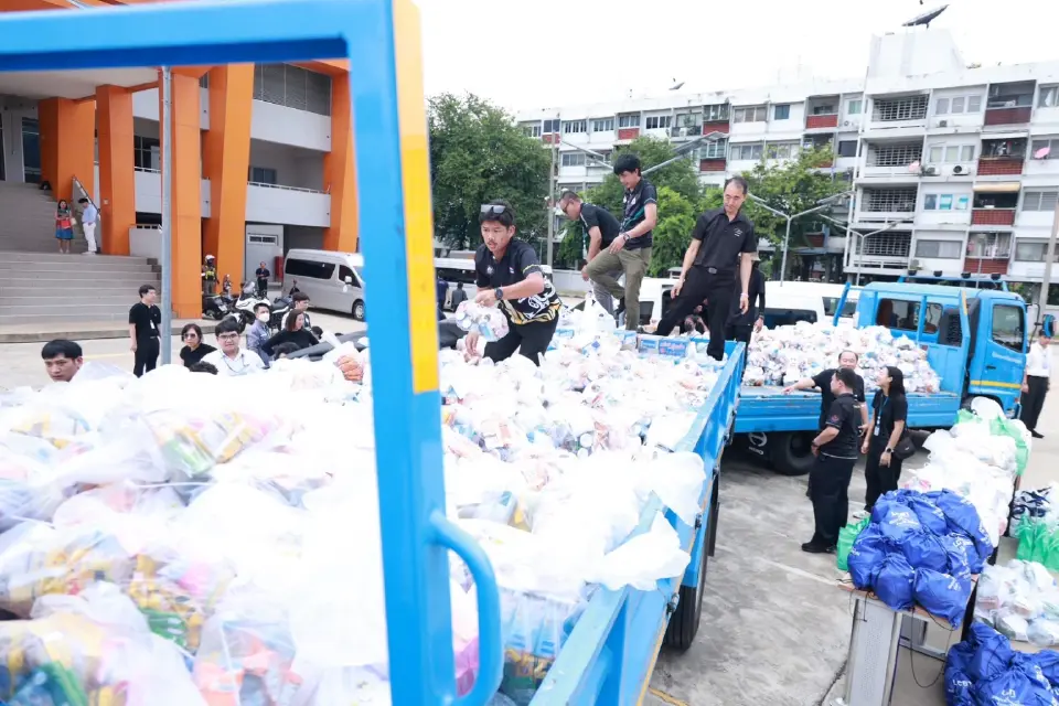 สรรเพชญ บุญญามณี รมช.คมนาคม ร่วมรับมอบถุงยังชีพจากภาคเอกชน ส่งช่วยน้ำท่วมกาญจนบุรี