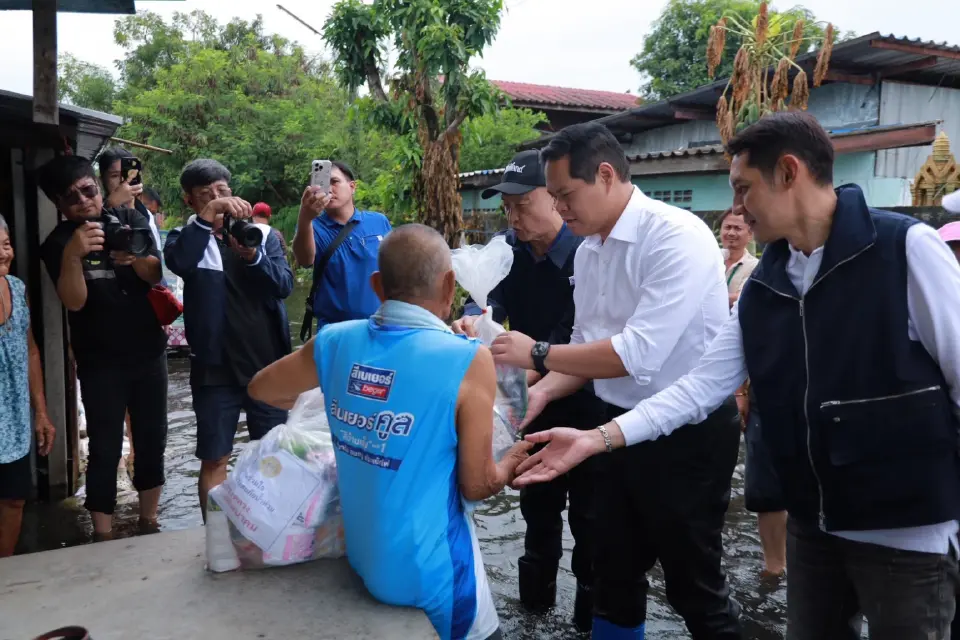 สรรเพชญ บุญญามณี รมช.คมนาคม ลงพื้นที่มอบถุงยังชีพช่วยผู้ประสบภัยน้ำท่วมปทุมธานี