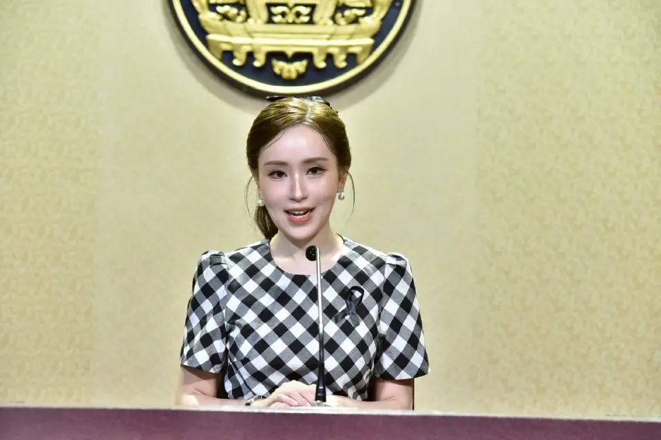 ร้อยเอกหญิงภัทร์ดารัสมิ์ ทองสลวยกร รองโฆษกประจำสำนักนายกรัฐมนตรี