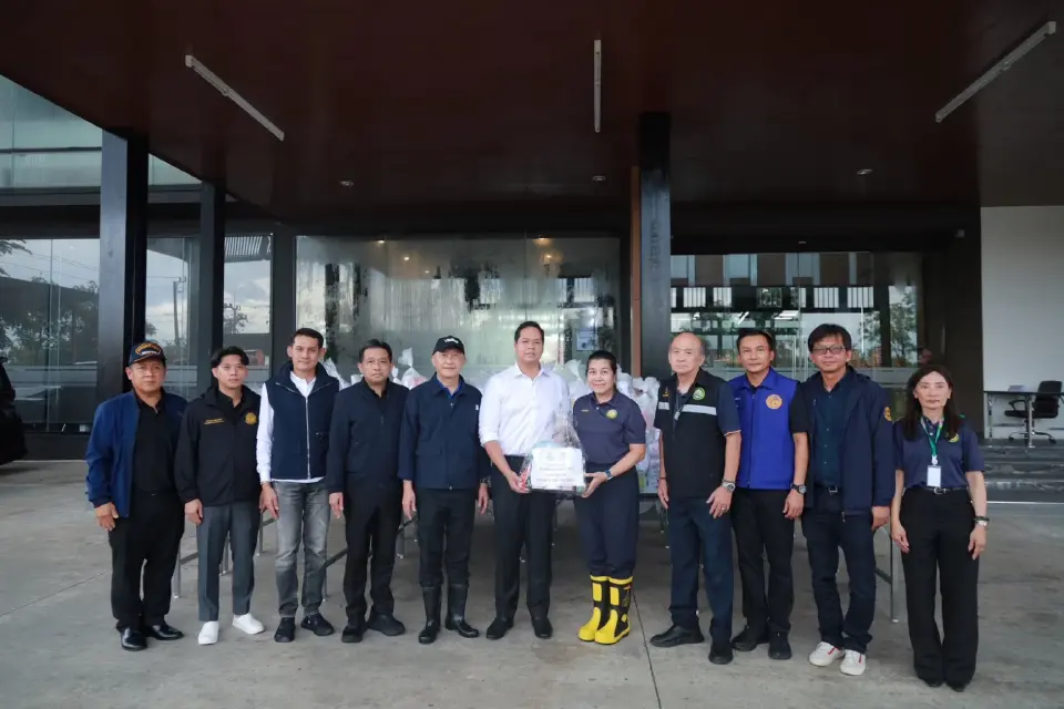 สรรเพชญ บุญญามณี รมช.คมนาคม ลงพื้นที่มอบถุงยังชีพช่วยผู้ประสบภัยน้ำท่วมปทุมธานี