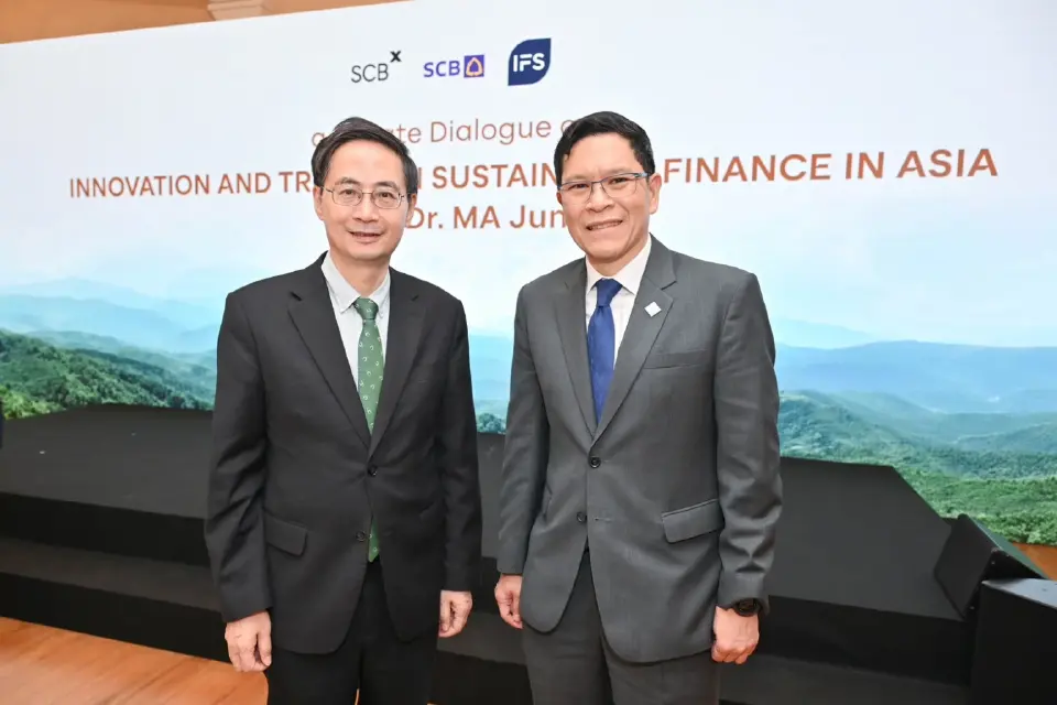 ดร.หม่า จุน ผู้ก่อตั้งและประธาน Institute of Finance and Sustainability (IFS)  และ ดร.วิรไท สันติประภพ ประธานกรรมการความยั่งยืน SCBX