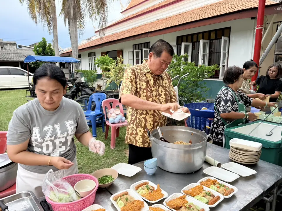 “นิพนธ์”นำครอบครัว“บุญญามณี”เลี้ยงอาหารเด็กและเยาวชน มอบทุนการศึกษา