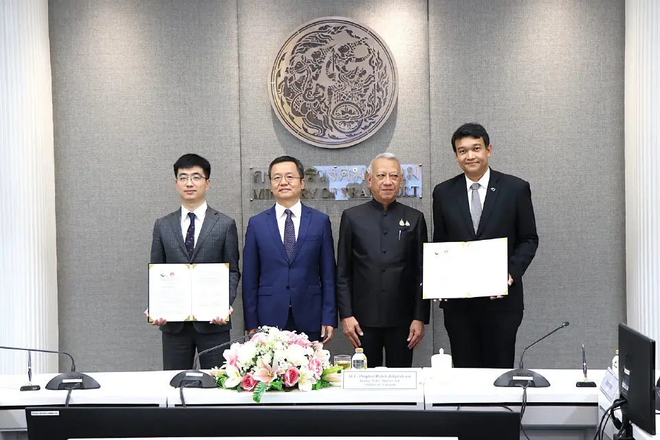นายพิพัฒน์  รัชกิจประการ รองนายกรัฐมนตรีและรัฐมนตรีว่าการกระทรวงคมนาคม เป็นประธานในพิธีระหว่างสนข. และบริษัท หัวเว่ย เทคโนโลยี่ (ประเทศไทย) จำกัด ลงนามบันทึกความร่วมมือเพื่อขับเคลื่อนการพัฒนาบุคลากรและถ่ายทอดเทคโนโลยีสารสนเทศและการสื่อสารด้านการขนส่งทางบก ทางราง ทางน้ำ และทางอากาศ