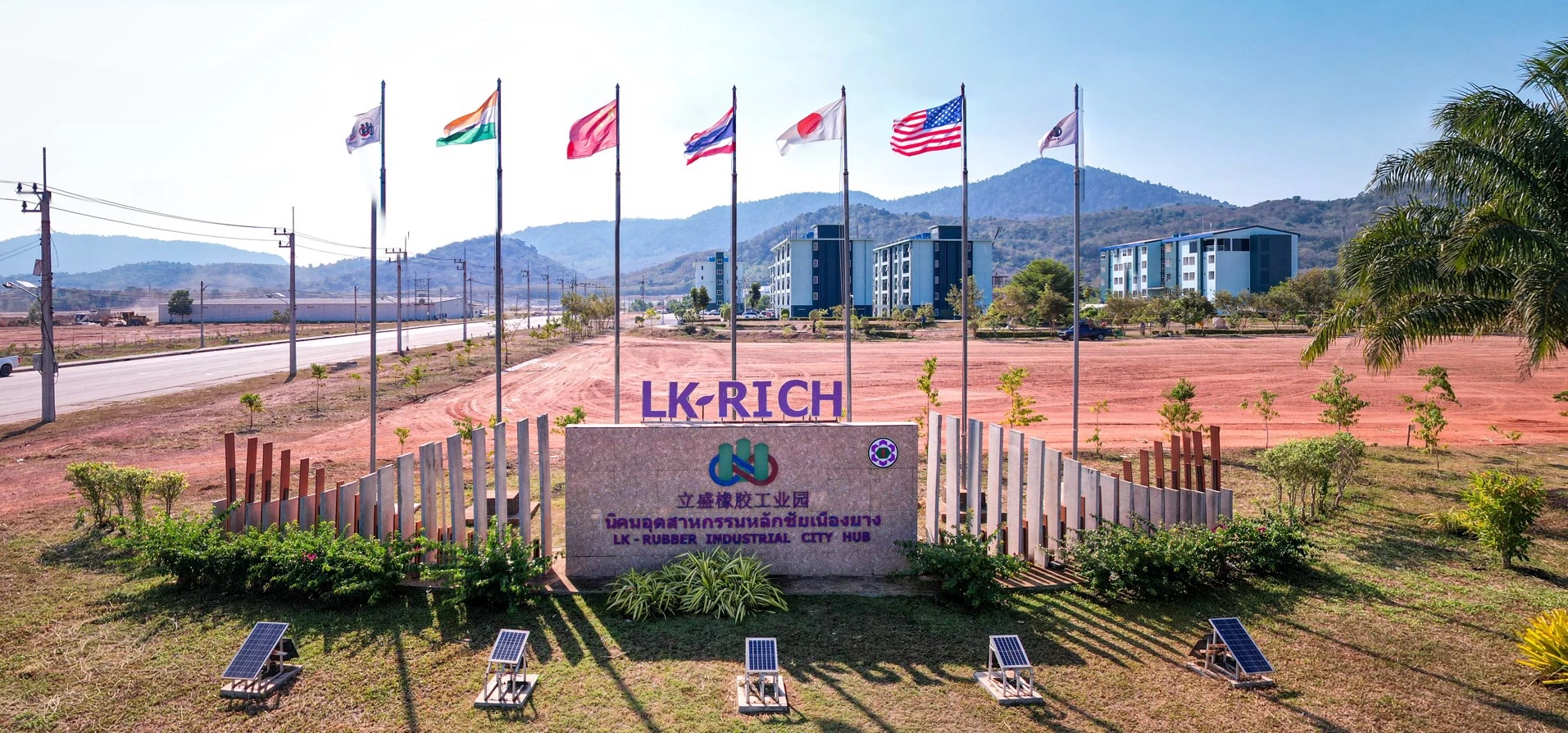 LK-RICH  เป็นนิคมอุตสาหกรรมที่มีระบบสาธารณูปโภคที่สมบูรณ์ครบถ้วน ได้แก่ น้ำประปา ไฟฟ้า ระบบบำบัดน้ำเสีย และระบบระบายน้ำ อีกทั้งตั้งอยู่ในพื้นที่ยุทธศาสตร์ของเขตพัฒนาพิเศษภาคตะวันออก (EEC) ซึ่งเชื่อมโยงกับแหล่งอุตสาหกรรม การขนส่ง และเศรษฐกิจสำคัญของประเทศ