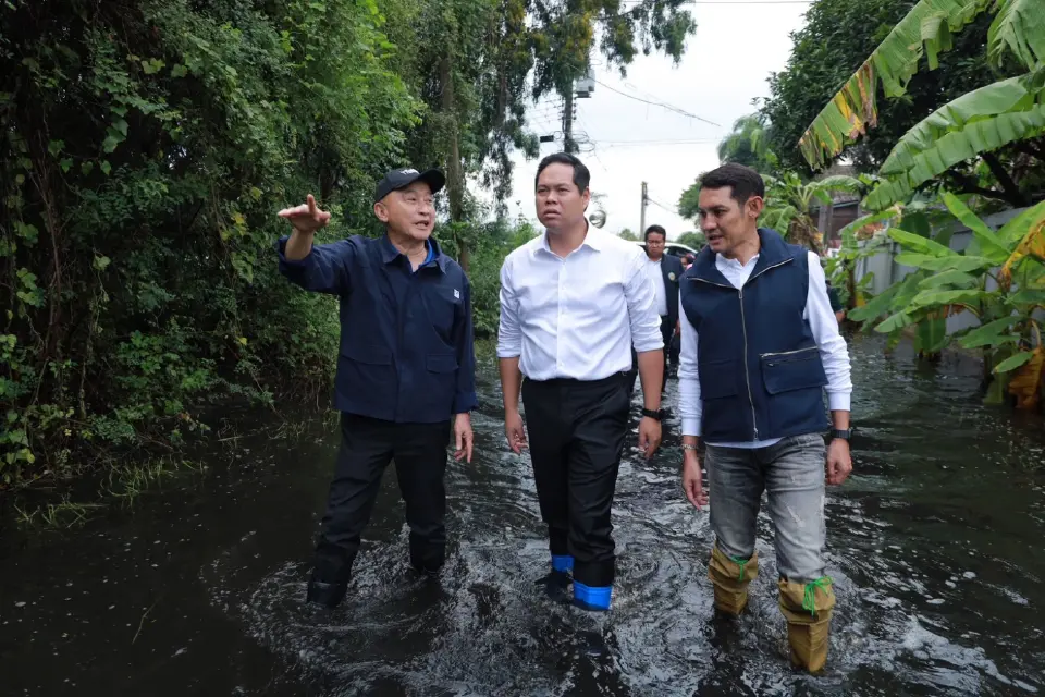 สรรเพชญ บุญญามณี รมช.คมนาคม ลงพื้นที่มอบถุงยังชีพช่วยผู้ประสบภัยน้ำท่วมปทุมธานี