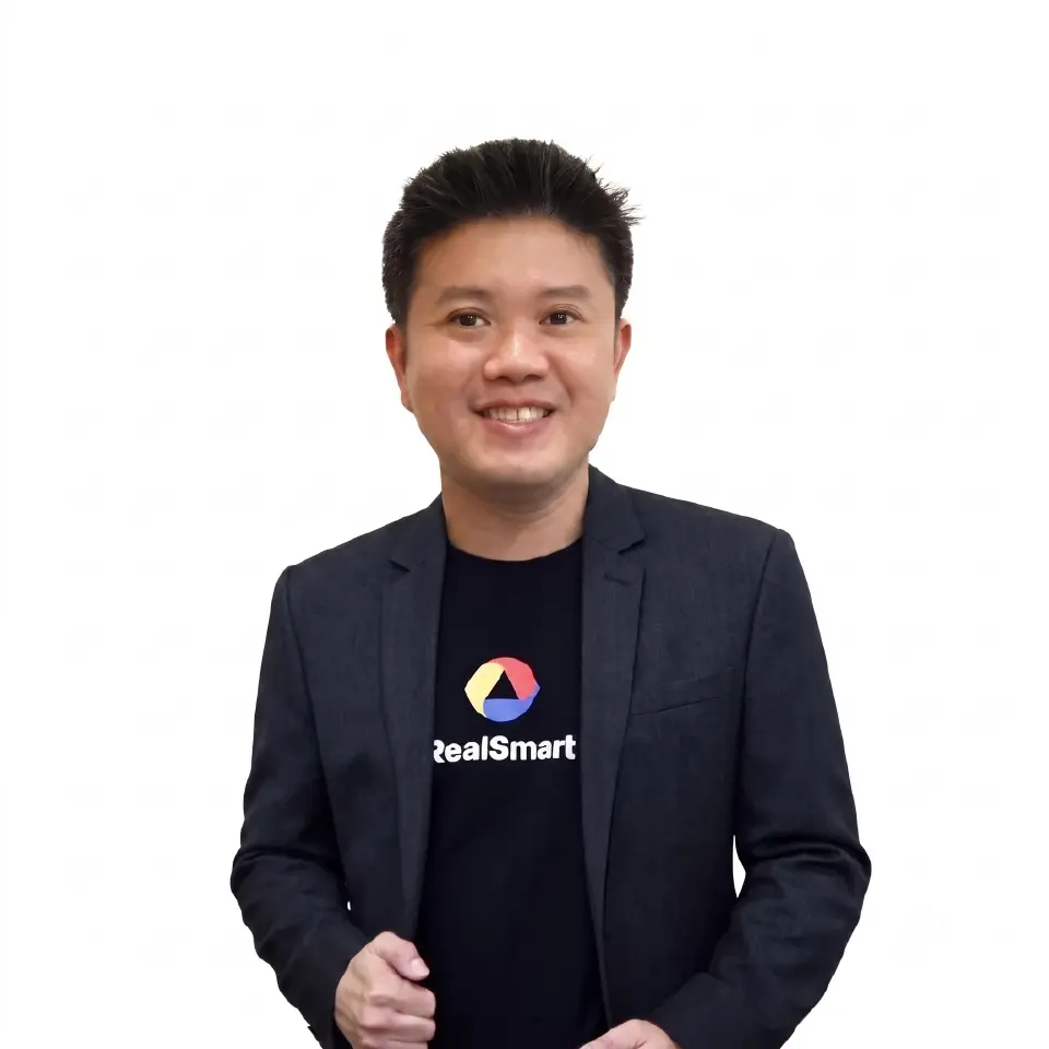 ผศ.ดร.รุ่งโรจน์ โชคงามวงศ์ ประธานเจ้าหน้าที่บริหารสายงานเทคโนโลยีสารสนเทศ บริษัท เรียล สมาร์ท จำกัด (มหาชน)