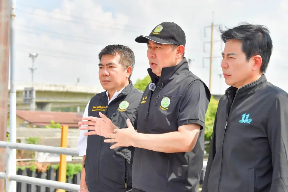 กรมชลฯ ระดมเครื่องสูบ 164 เครื่อง เร่งระบายน้ำท่วมขัง-เติมน้ำดีไล่น้ำเน่าคลองรังสิต