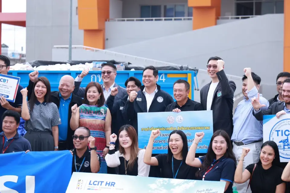 สรรเพชญ บุญญามณี รมช.คมนาคม ร่วมรับมอบถุงยังชีพจากภาคเอกชน ส่งช่วยน้ำท่วมกาญจนบุรี