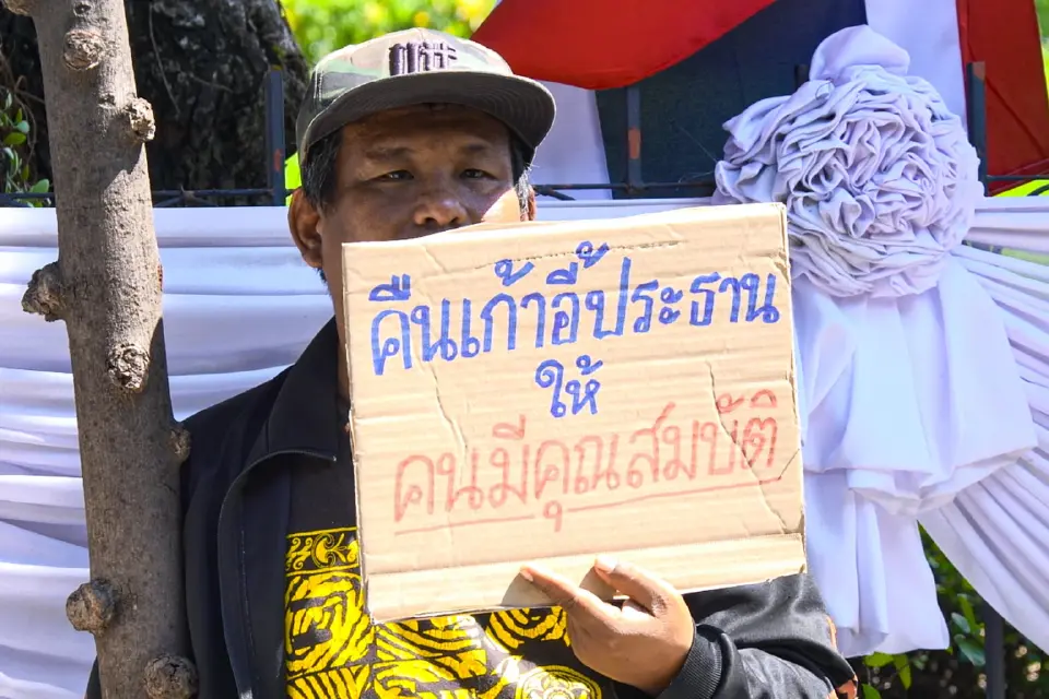 มวลชนบุกชูป้ายไล่ “หมอสรณ-ไตรรัตน์” พ้น กสทช.