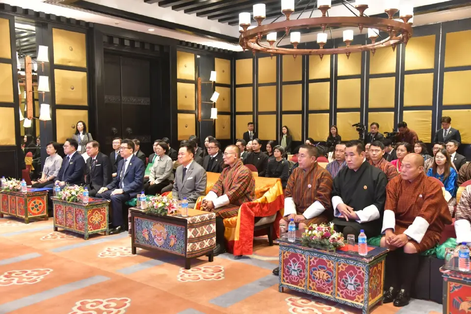 นายกรัฐมนตรีและรัฐมนตรีว่าการกระทรวงมหาดไทย และนายกรัฐมนตรีราชอาณาจักรภูฏาน เป็นสักขีพยานในพิธีแลกเปลี่ยนความตกลงและบันทึกการหารือ ณ ห้อง Ballroom ชั้น B โรงแรมเพมาโกะ ทิมพู ราชอาณาจักรภูฏาน 31 ตุลาคม 2569