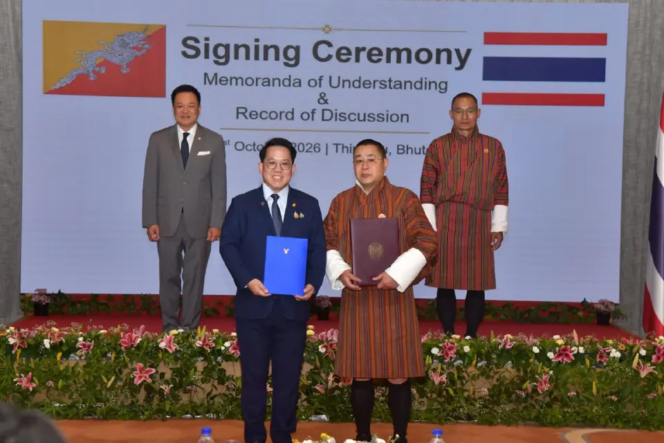 นายกรัฐมนตรีและรัฐมนตรีว่าการกระทรวงมหาดไทย และนายกรัฐมนตรีราชอาณาจักรภูฏาน เป็นสักขีพยานในพิธีแลกเปลี่ยนความตกลงและบันทึกการหารือ ณ ห้อง Ballroom ชั้น B โรงแรมเพมาโกะ ทิมพู ราชอาณาจักรภูฏาน 31 ตุลาคม 2569