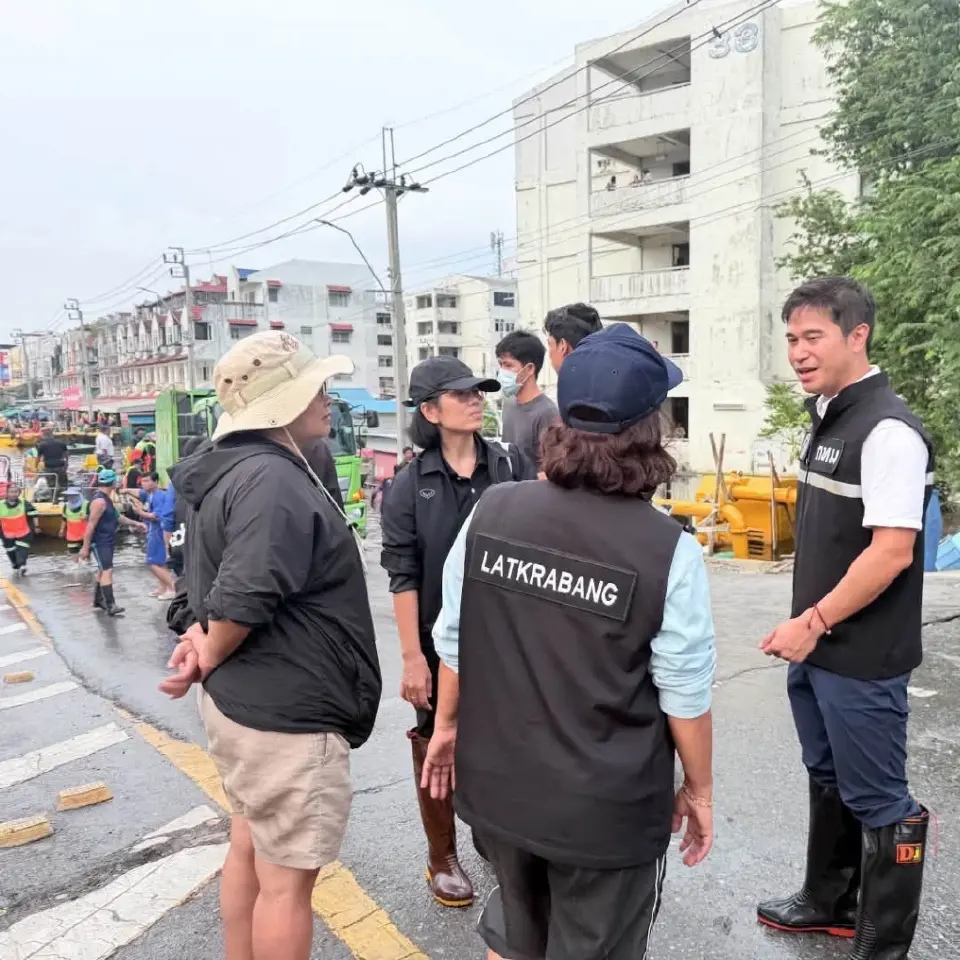 กทม. ระดมเขต–ทหารเสริมกำลัง ลุยบางกะปิ–ลาดกระบัง เร่งเก็บขยะหลังน้ำลด