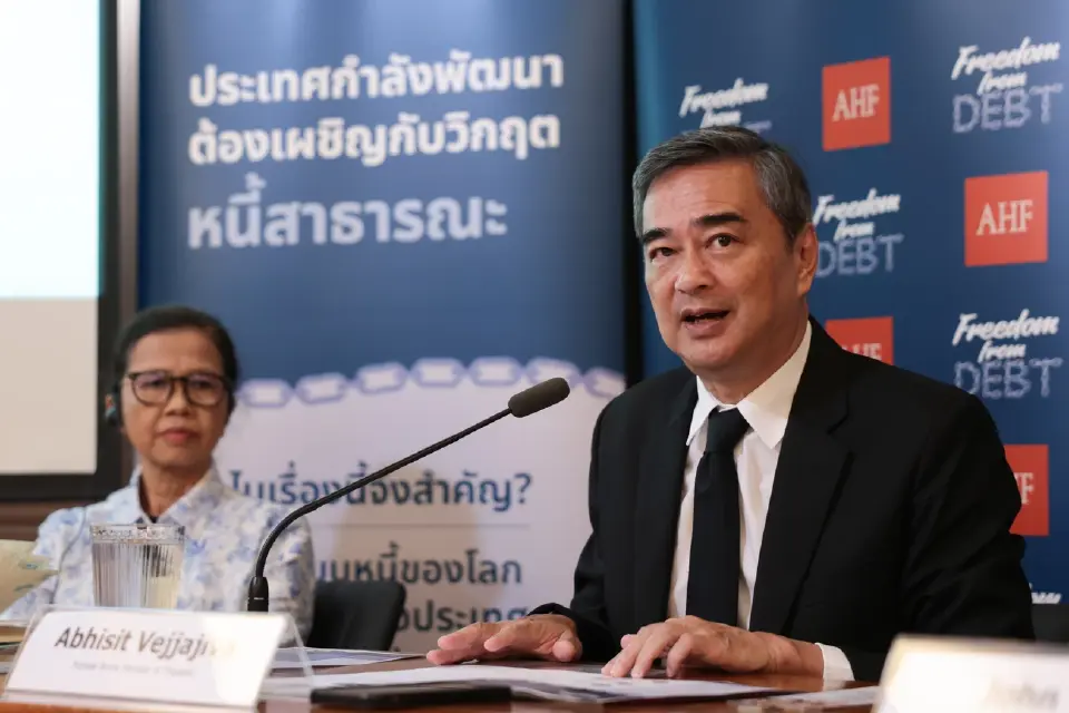 อภิสิทธิ์ เวชชาชีวะ อดีตนายกรัฐมนตรีและหัวหน้าพรรคประชาธิปัตย์