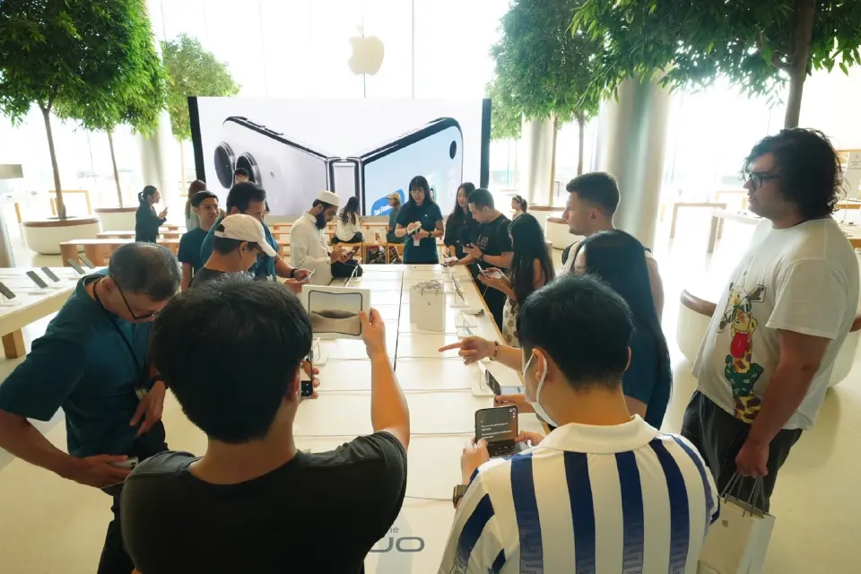 สาวกแห่รับ iPhone Duo วันแรก 