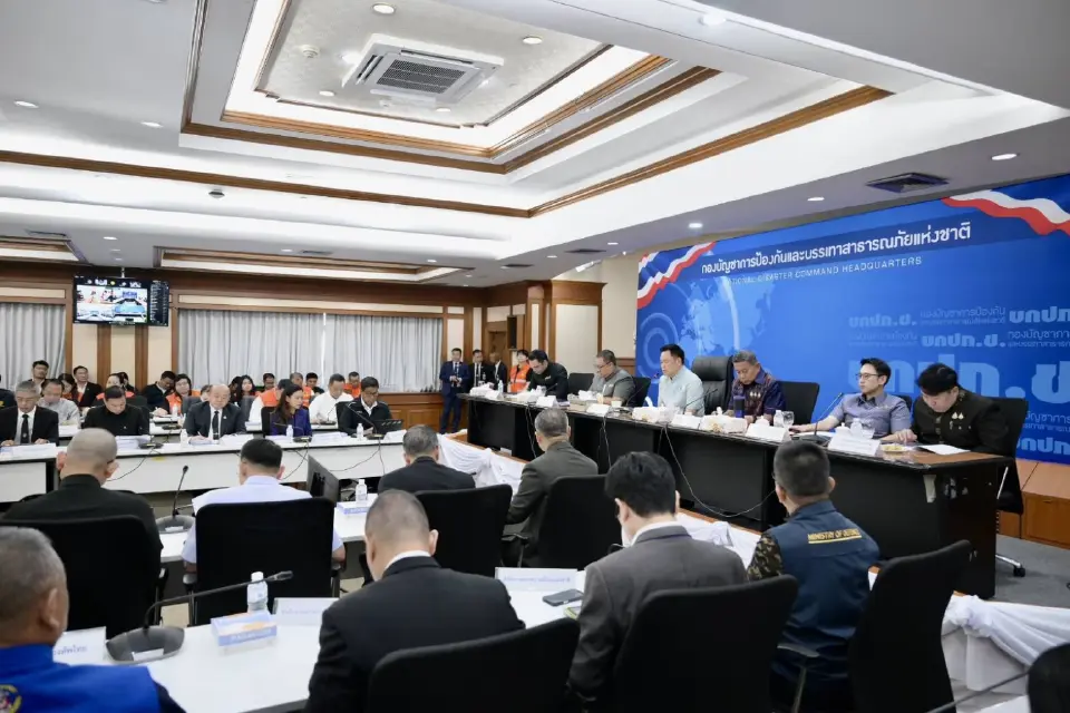 นายอนุทิน ชาญวีรกูล นายกรัฐมนตรีและรัฐมนตรีว่าการกระทรวงมหาดไทย ในฐานะผู้บัญชาการป้องกันและบรรเทาสาธารณภัยแห่งชาติ เป็นประธานการประชุมกองบัญชาการป้องกันและบรรเทาสาธารณภัยแห่งชาติ (บกปภ.ช.) 