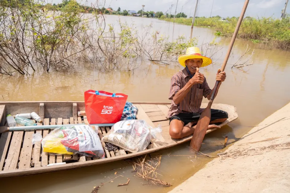 เครือซีพีส่งทีมอาสา ลุยช่วยน้ำท่วม อ.เสนา พระนครศรีอยุธยา มอบถุงยังชีพบรรเทาทุกข์