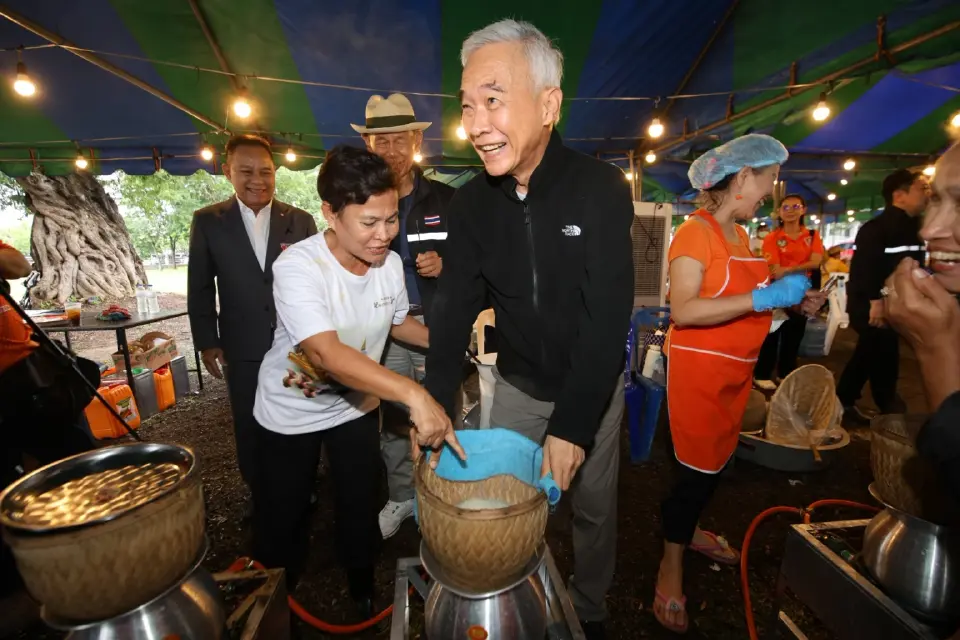 สุวัจน์ ลิปตพัลลภ”เปิด“ครัวโคราช”เติมกำลังใจช่วยผู้ประสบภัยน้ำท่วม