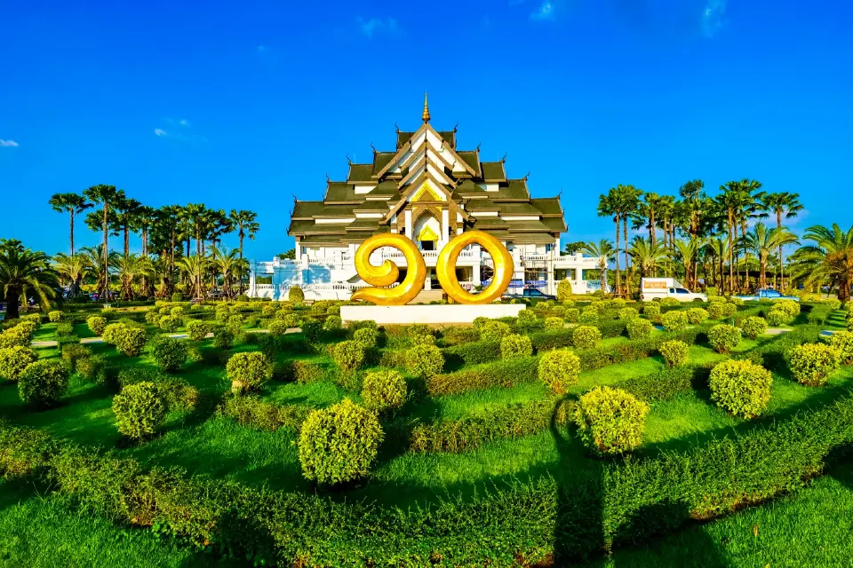 “อาคารเฉลิมพระเกียรติ" (Royal Tribute Pavilion)โดดเด่นด้วย อาคารทรง “ดอกบัว” ผสานผสานสถาปัตยกรรม“วัดป่าภูก้อน”