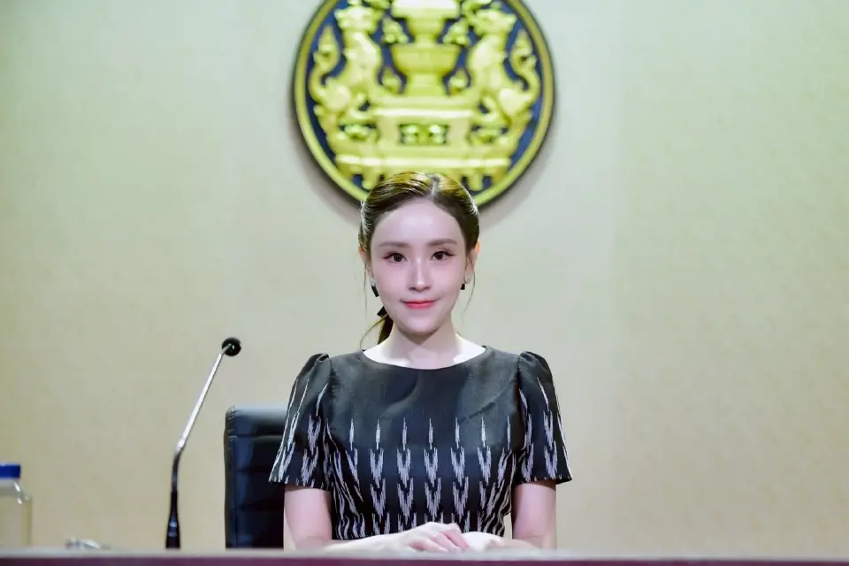 ร้อยเอกหญิง ภัทร์ดารัสมิ์ ทองสลวยกร รองโฆษกประจำสำนักนายกรัฐมนตรี