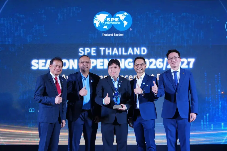 บริษัท เชฟรอนประเทศไทยสำรวจและผลิต จำกัด คว้า 2 รางวัล ด้านนวัตกรรมจากเวที SPE Thailand E&amp;P Awards 2025/2026  โดยโครงการ “นำแท่นหลุมผลิตปิโตรเลียมกลับมาใช้งานใหม่ทั้งโครงสร้าง (Total Wellhead Platform Reuse)” ได้รับรางวัลชนะเลิศ ซึ่งได้รับเกียรติจาก รศ.ยิ่งยศ เขมะโยธิน (ซ้าย) รองประธาน สมาคมวิชาชีพวิศวกรปิโตรเลียม ประเทศไทย และนายอนุพงษ์ ชัยเลิศ (ขวา) เลขานุการ สมาคมวิชาชีพวิศวกรปิโตรเลียม ประเทศไทย เป็นผู้มอบรางวัลแก่ บริษัท เชฟรอนประเทศไทยสำรวจและผลิต จำกัด นำโดย นายนนทิวัฒน์ หุตางกูร (กลาง) ผู้จัดการโครงการติดตั้งและรื้อถอนแท่นหลุมผลิต ณ โรงแรมแลนด์มาร์ค กรุงเทพฯ
