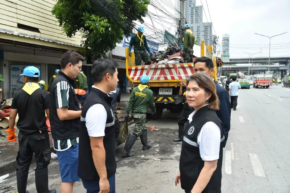กทม. ระดมเขต–ทหารเสริมกำลัง ลุยบางกะปิ–ลาดกระบัง เร่งเก็บขยะหลังน้ำลด