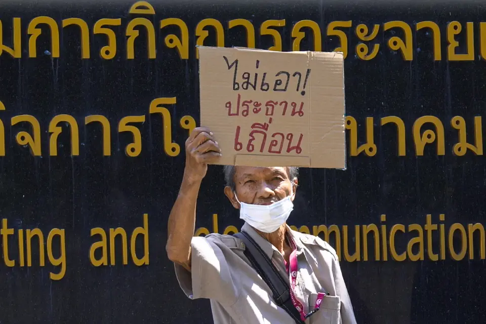 มวลชนบุกชูป้ายไล่ “หมอสรณ-ไตรรัตน์” พ้น กสทช.