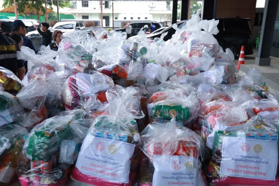“สรรเพชญ”ลุยมอบถุงยังชีพช่วยชาวปทุมฯ ประสบภัยน้ำท่วม พบน้ำยังขัง 7 ชุมชน