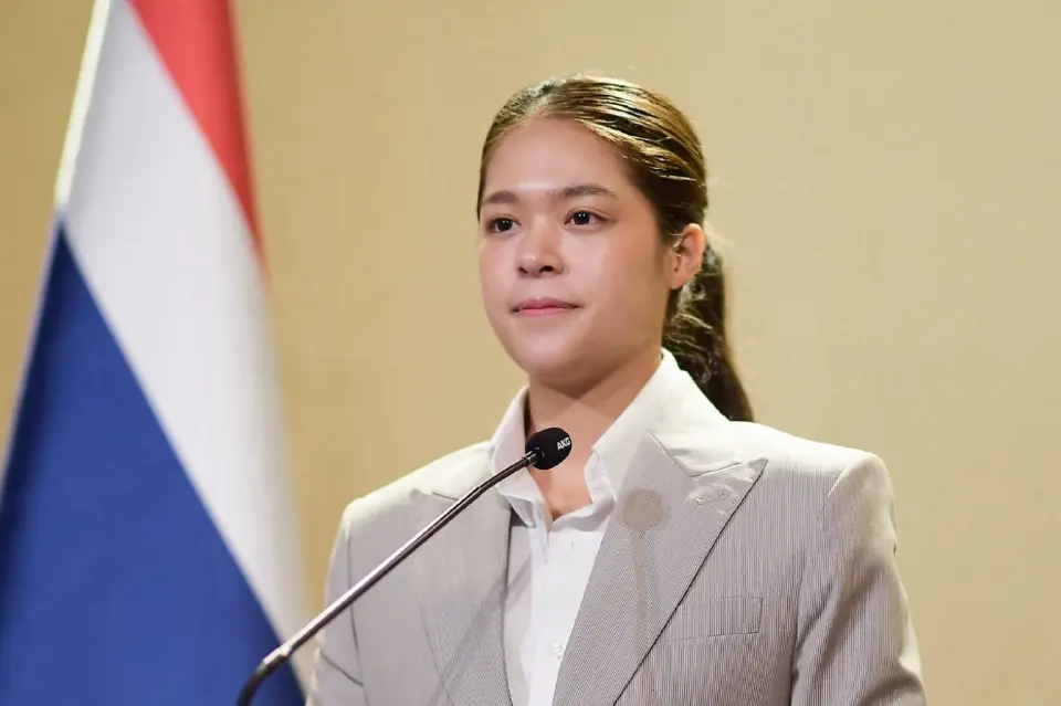 นางสาวพลอยทะเล ลักษมีแสงจันทร์ รองโฆษกประจำสำนักนายกรัฐมนตรี
