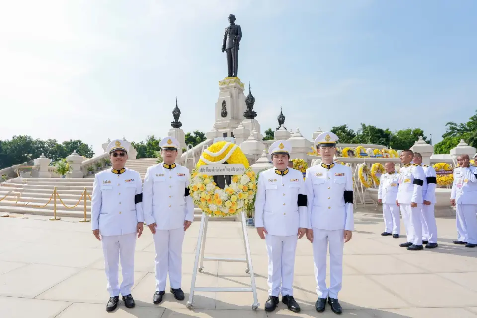 ผู้แทนคณะผู้บริหารและพนักงาน ร่วมพิธีวางพวงมาลาถวายบังคมพระบรมราชานุสาวรีย์ พระบาทสมเด็จพระบรมชนกาธิเบศร มหาภูมิพลอดุลยเดชมหาราช บรมนาถบพิตร เนื่องใน “วันนวมินทรมหาราช” 13