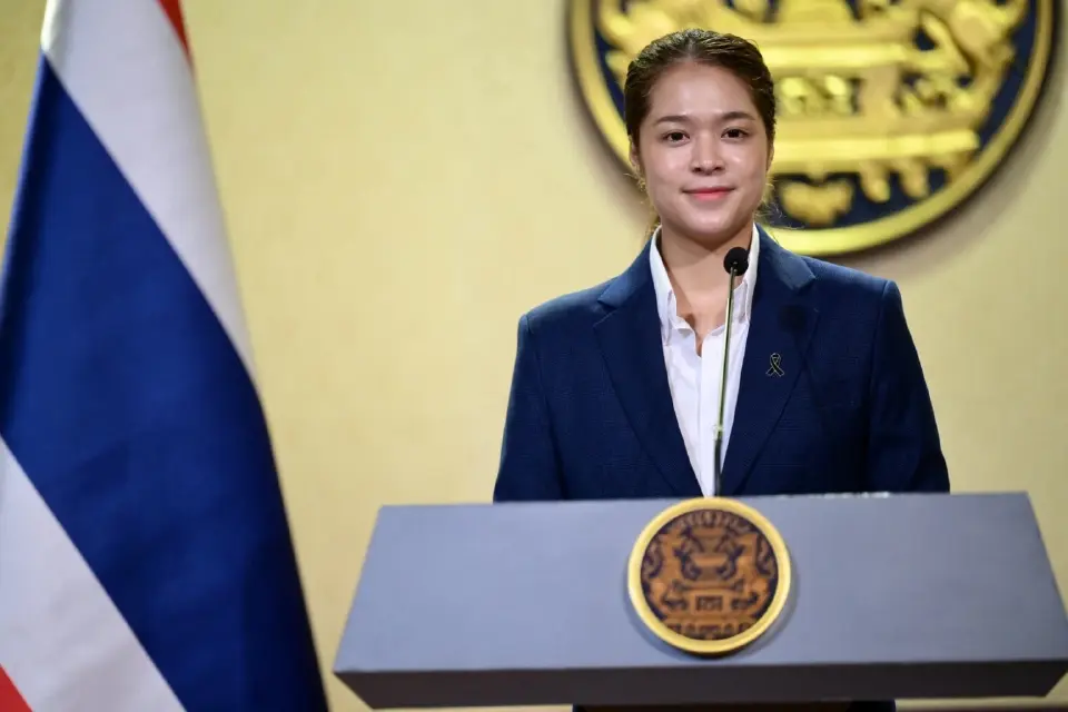 นางสาวพลอยทะเล ลักษมีแสงจันทร์ รองโฆษกประจำสำนักนายกรัฐมนตรี