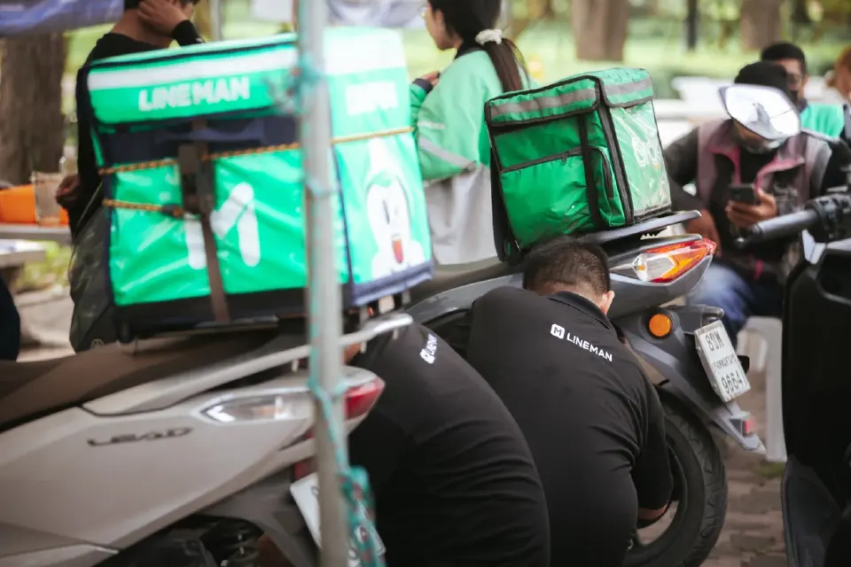LINE MAN ซ่อมรถจักรยานยนต์ฟรี ฟื้นรายได้ผู้ประสบภัยน้ำท่วม