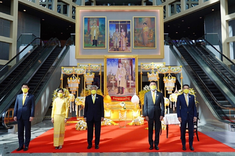 ไทยพาณิชย์จัดพิธีถวายราชสดุดีเฉลิมพระเกียรติและถวายพระพรชัยมงคล ไทยพาณิชย์จัดพิธีถวายราชสดุดีเฉลิมพระเกียรติและถวายพระพรชัยมงคล