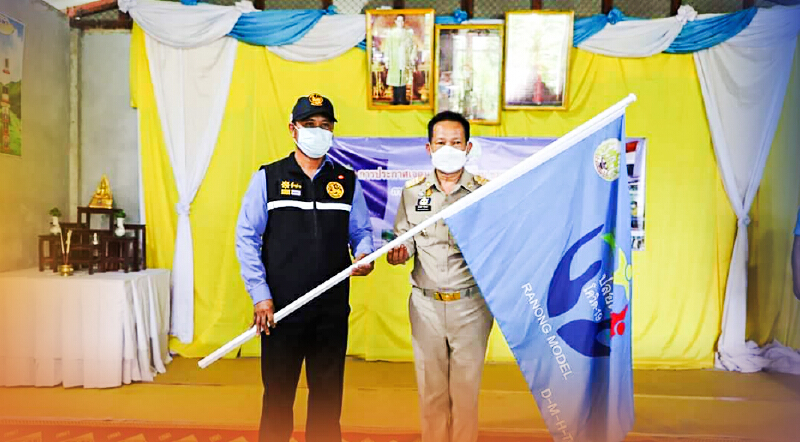 "ระนองโมเดล"ผู้ว่าฯเดินสายมอบธง"หมู่บ้านป้องกันยับยั้งโควิด-19"    