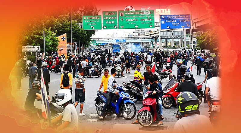 ม็อบยัง"ยื้อ"ตำรวจควบคุมฝูงชนที่สามเหลี่ยมดินแดง