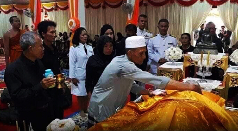 ภาพที่งดงาม ชาวมุสลิมร่วมงานศพเจ้าคุณผัน วัดทรายขาว ภาพที่งดงาม ชาวมุสลิมร่วมงานศพเจ้าคุณผัน วัดทรายขาว